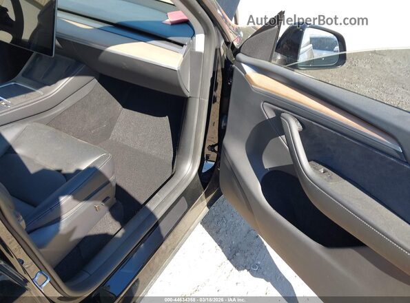 7SAYGDEE1RA325913 2024 TESLA MODEL Y Black Front interior view