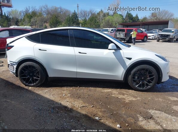 7SAYGDEE3PF706419 2023 TESLA MODEL Y White Widok wnętrza 360 stopni