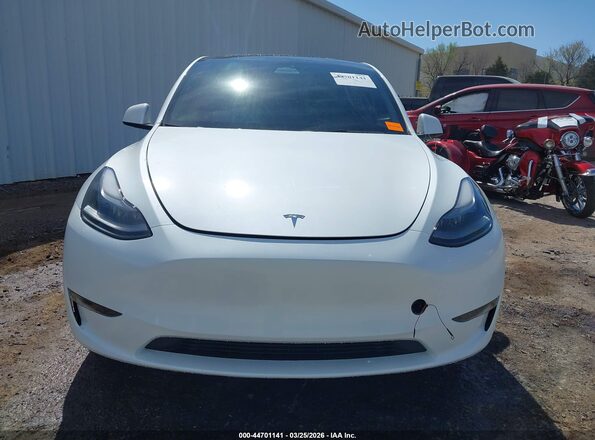 7SAYGDEE3PF706419 2023 TESLA MODEL Y White Widok wnętrza z tyłu