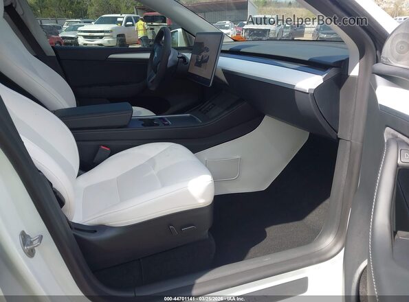 7SAYGDEE3PF706419 2023 TESLA MODEL Y White Widok wnętrza z przodu