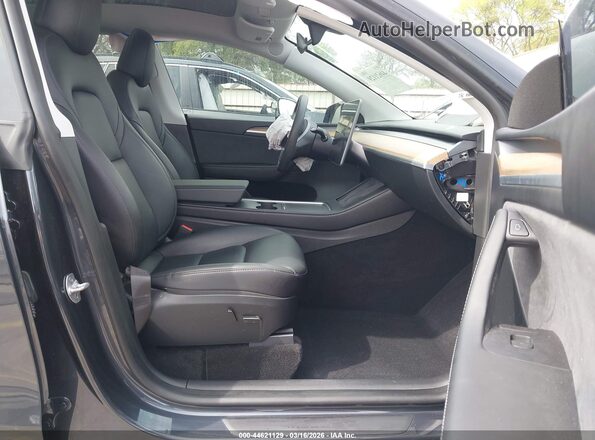 7SAYGDEE3RA229264 2024 TESLA MODEL Y Gray წინა სალონის ხედი