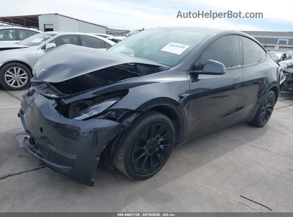 7SAYGDEE3RA229264 2024 TESLA MODEL Y Gray წინა მარცხენა ხედი სამი მეოთხედიდან