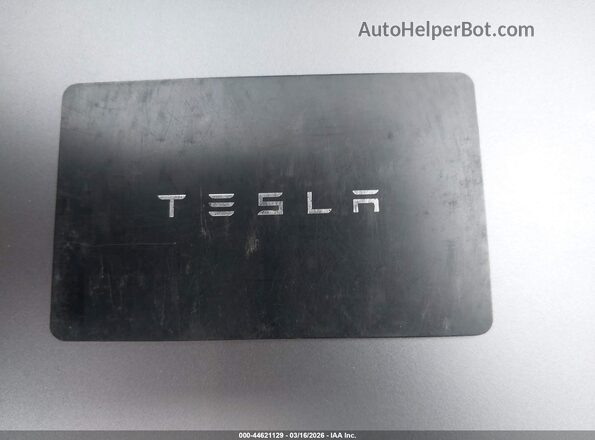 7SAYGDEE3RA229264 2024 TESLA MODEL Y Gray წინა პანელის ხედი