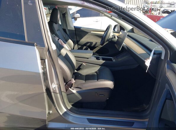 7SAYGDEE3RA291117 2024 TESLA MODEL Y Серебряный Вид салона спереди