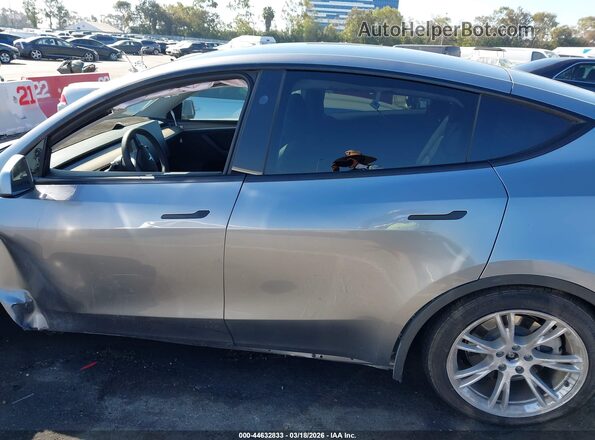 7SAYGDEE3RA291117 2024 TESLA MODEL Y Серебряный Вид задней части салона