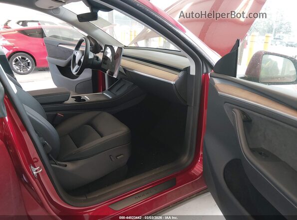 7SAYGDEE3SA340743 2025 TESLA MODEL Y Красный Вид салона спереди