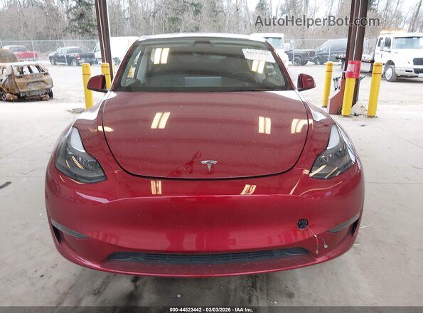 7SAYGDEE3SA340743 2025 TESLA MODEL Y Красный Вид панели приборов
