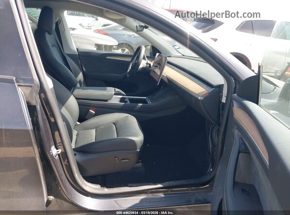 7SAYGDEE3SA356165 2025 TESLA MODEL Y Gray Vista interior delantera