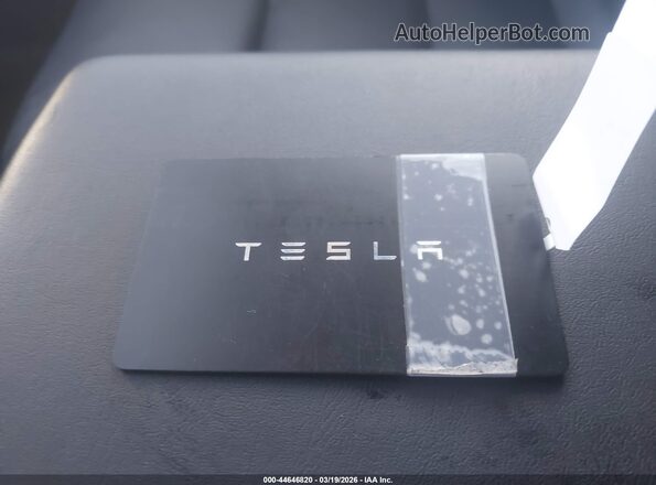 7SAYGDEE4NF342279 2022 TESLA MODEL Y Maroon Vista del salpicadero