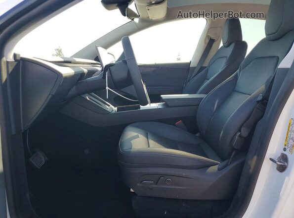 7SAYGDEE4TF526263 2026 TESLA MODEL White Вид салону спереду