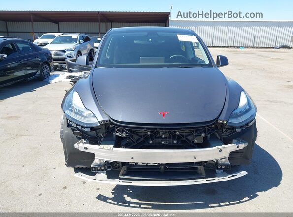 7SAYGDEE5NF389370 2022 TESLA MODEL Y Gray Սալոնի հետևի տեսք