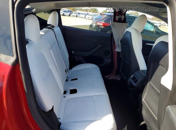 7SAYGDEE7PF601611 2023 TESLA MODEL Красный Вид задней части салона