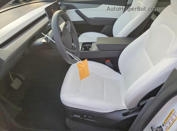 7SAYGDEE8TF349166 2026 TESLA MODEL White წინა სალონის ხედი
