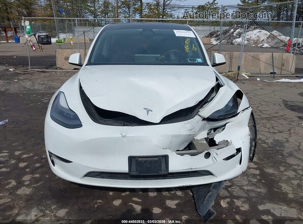 7SAYGDEF0NF567680 2022 TESLA MODEL Y White Vista interior trasera
