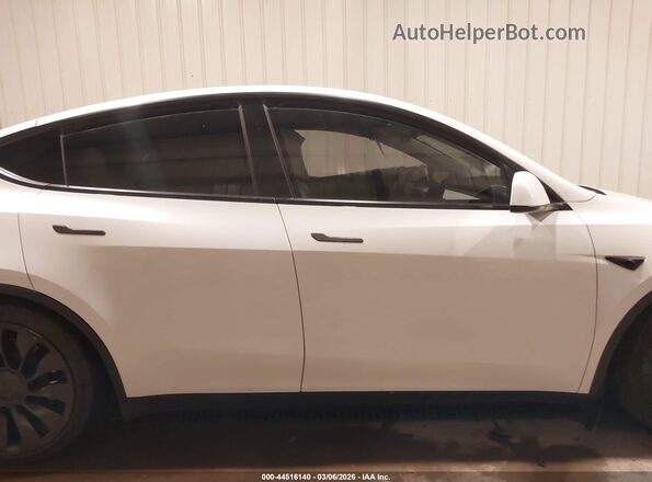7SAYGDEF7PF811182 2023 TESLA MODEL Y White Սալոնի հետևի տեսք