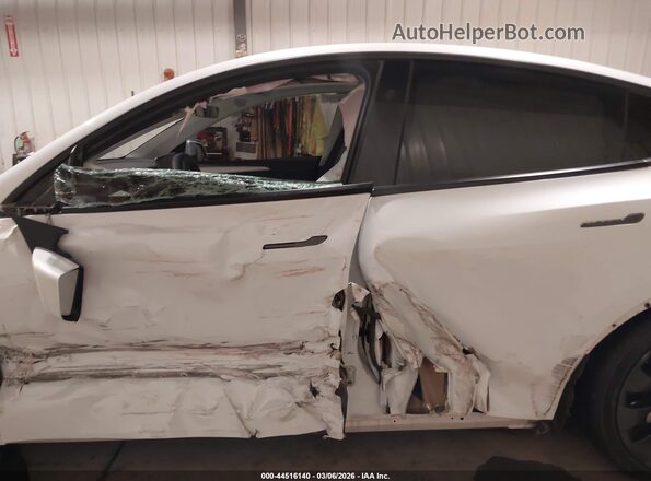 7SAYGDEF7PF811182 2023 TESLA MODEL Y White Սալոնի 360 աստիճան տեսք