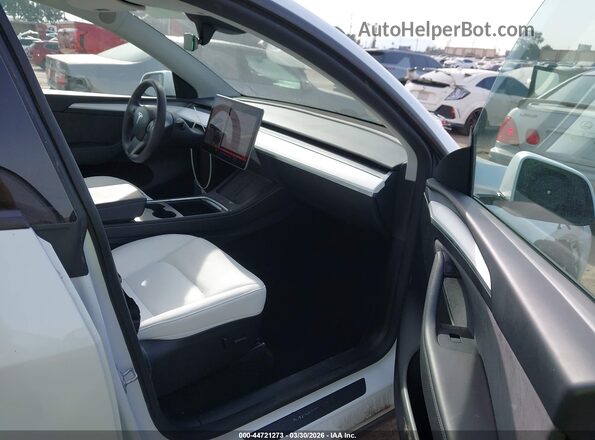 7SAYGDEF9RF061075 2024 TESLA MODEL Y Белый Вид салона спереди