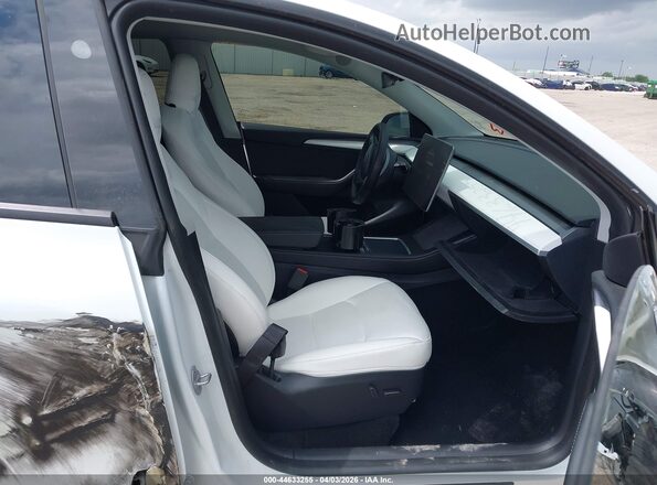 7SAYGDEFXPF918663 2023 TESLA MODEL Y Белый Вид салона спереди
