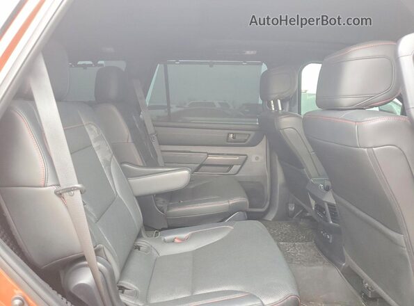 7SVAAABA4RX022025 2024 TOYOTA SEQUOIA Brown Vista interior trasera