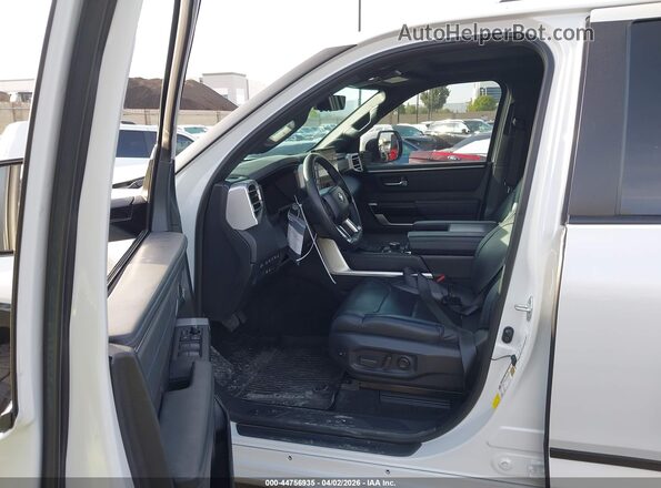 7SVAAABA4RX026043 2024 TOYOTA SEQUOIA White Вид салону спереду