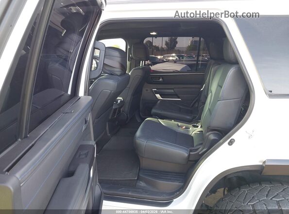 7SVAAABA4RX026043 2024 TOYOTA SEQUOIA White Вид наклейки з VIN-кодом