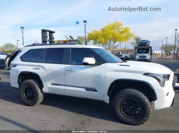 7SVAAABA4RX026043 2024 TOYOTA SEQUOIA White Вид задньої частини салону
