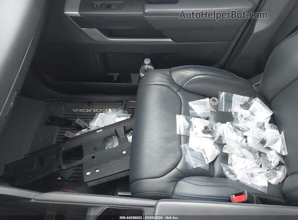 7SVAAABA4RX026186 2024 TOYOTA SEQUOIA White ხელსაწყოთა პანელის ხედი