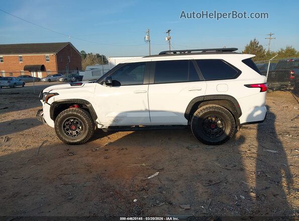7SVAAABA5SX052706 2025 TOYOTA SEQUOIA White სალონის 360-გრადუსიანი ხედი