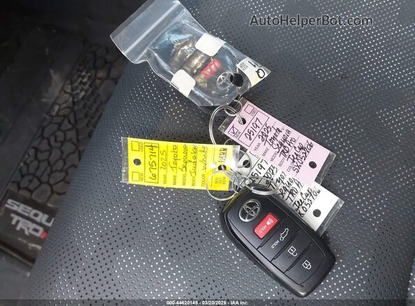 7SVAAABA5SX052706 2025 TOYOTA SEQUOIA White წინა პანელის ხედი