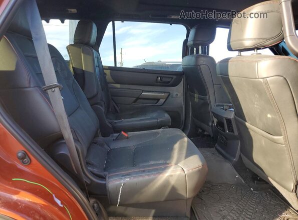 7SVAAABA6RX040459 2024 TOYOTA SEQUOIA Maroon Widok tylnych siedzeń