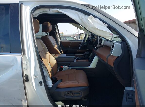 7SVAAABA8SX071007 2025 TOYOTA SEQUOIA Белый Вид салона спереди
