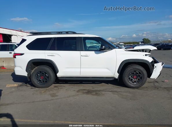 7SVAAABA8TX073339 2026 TOYOTA SEQUOIA White Vista interior trasera