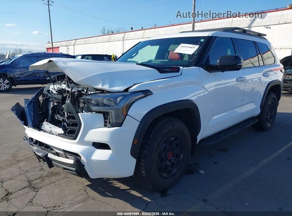 7SVAAABA8TX073339 2026 TOYOTA SEQUOIA White Vista tres cuartos delantera izquierda