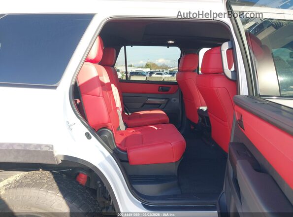 7SVAAABA8TX073339 2026 TOYOTA SEQUOIA White Vista de la etiqueta del VIN