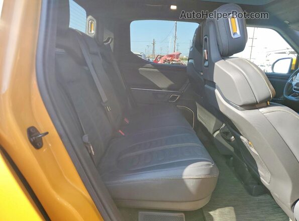 7FCTGAAA2PN019677 2023 RIVIAN RIT Yellow Սալոնի հետևի տեսք