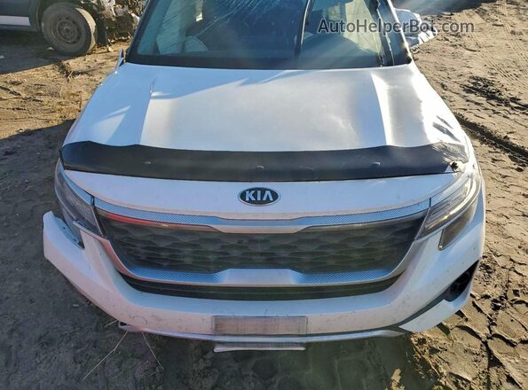 KNDEUCAA6M7068741 2021 KIA SELTOS Белый Вид спереди