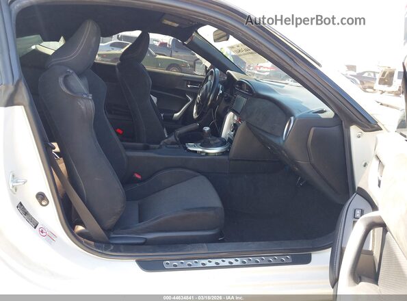 JF1ZNAA14H8700645 2017 TOYOTA 86 White წინა სალონის ხედი