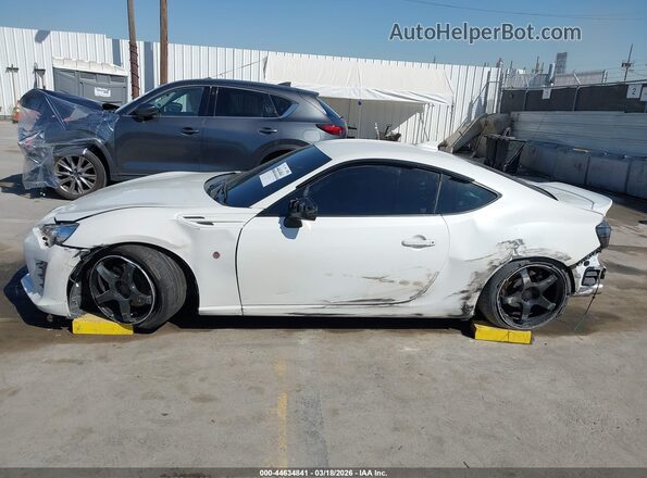 JF1ZNAA14H8700645 2017 TOYOTA 86 White 