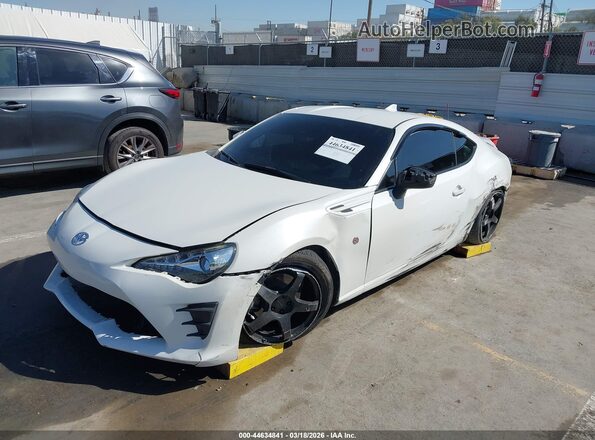 JF1ZNAA14H8700645 2017 TOYOTA 86 White წინა მარცხენა ხედი სამი მეოთხედიდან