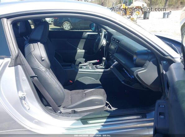 JF1ZNBE13S8756664 2025 TOYOTA GR86 Silver Вид салону спереду