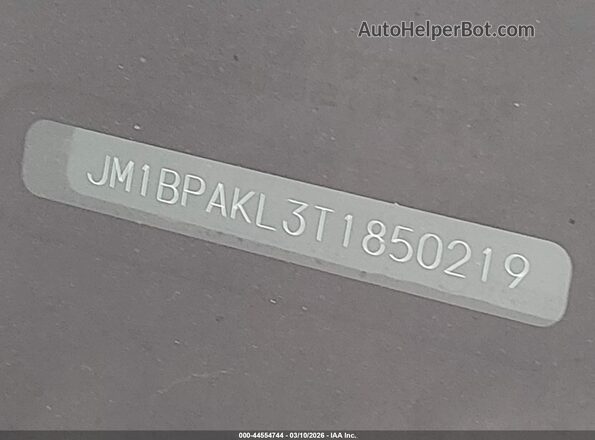 JM1BPAKL3T1850219 2026 MAZDA 3 Red Vista del compartimento del motor