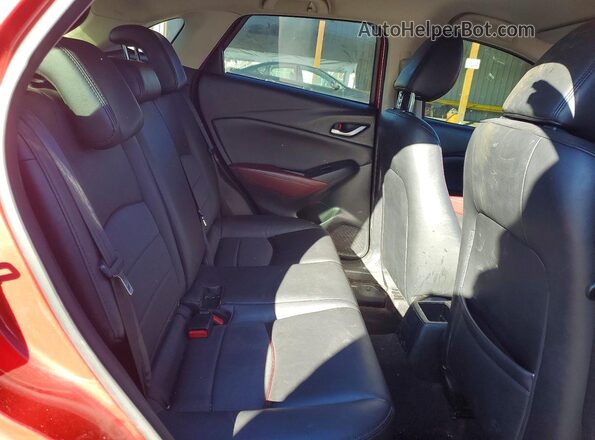 JM1DKFC75J0305471 2018 MAZDA CX-3 Maroon Widok wnętrza z tyłu