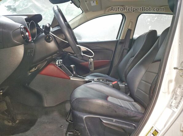 JM1DKFC77J0331635 2018 MAZDA CX-3 White წინა სალონის ხედი