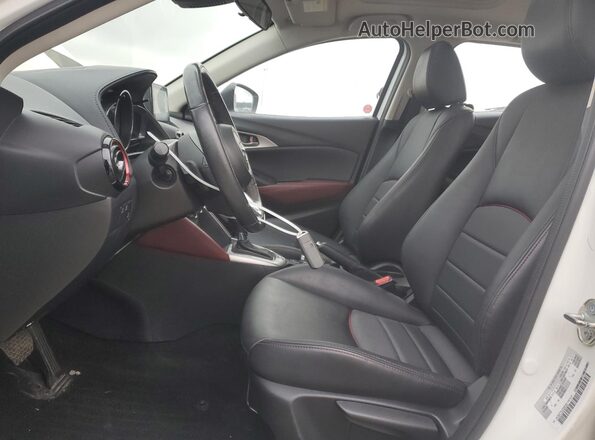 JM1DKFC79J0306333 2018 MAZDA CX-3 White Front interior view