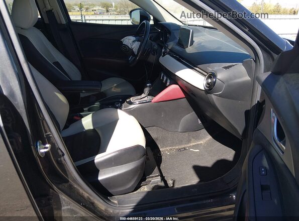 JM1DKFD72H0159829 2017 MAZDA CX-3 Серый Вид салона спереди