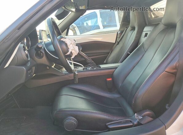 JM1NDAM73H0107403 2017 MAZDA MX-5 White Front interior view