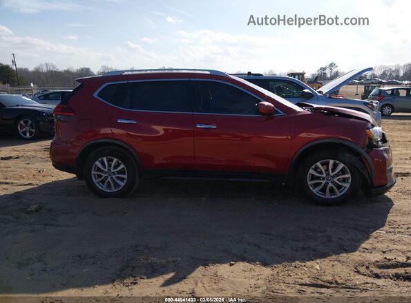 JN8AT2MTXHW407381 2017 NISSAN ROGUE Красный Вид задней части салона