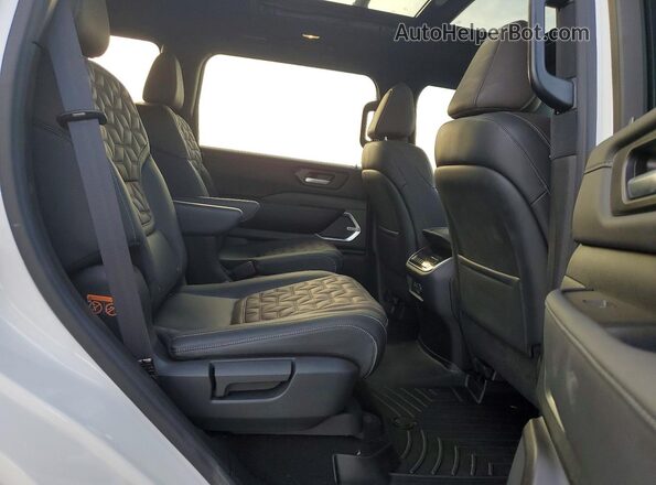 JN8AY3EB2S9101133 2025 NISSAN ARMADA White Vista interior trasera