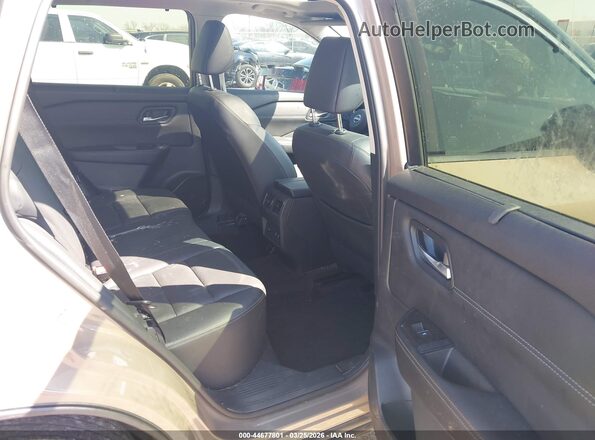 JN8BT3CB3RW179972 2024 NISSAN ROGUE Brown Widok naklejki z numerem VIN