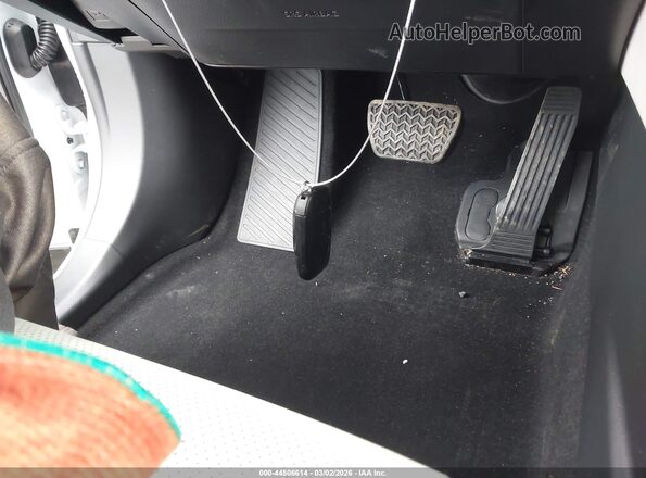 JTDAAAAF2T3044935 2026 TOYOTA LIMITED White Vista del salpicadero